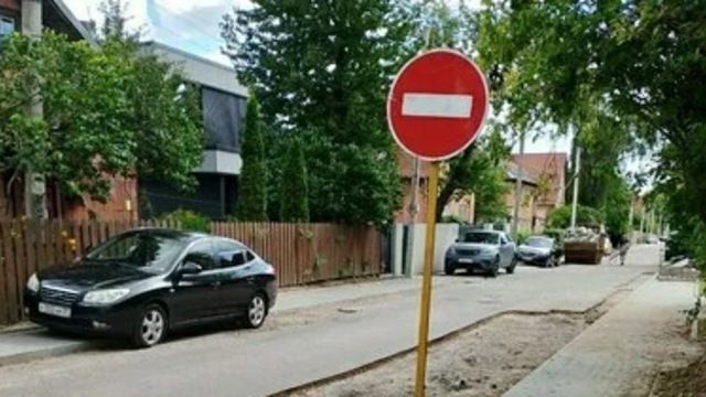 «То понос, то золотуха»: в Калининграде застопорился ремонт улицы, мэрия и жители называют разные причины