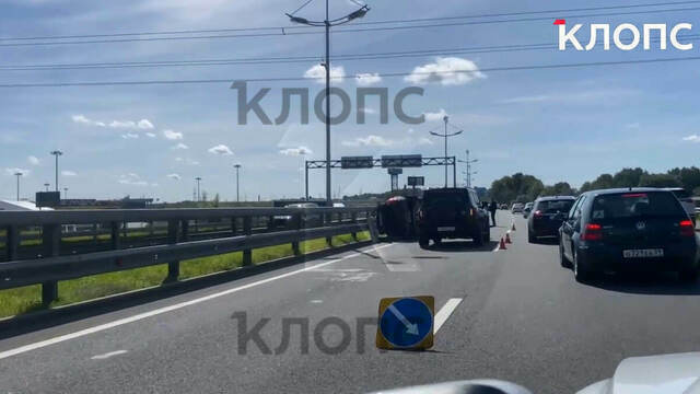 Машина лежит на боку: очевидцы сообщают о ДТП на Приморском кольце под Калининградом (видео)  