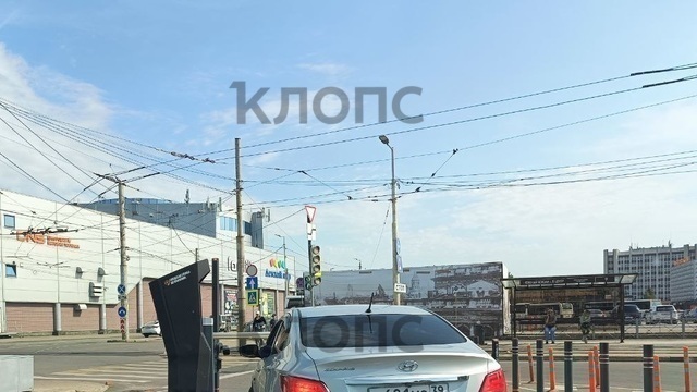 Прибыльный сбой: с муниципальной парковки у Южного вокзала не выпускали водителей (видео)  