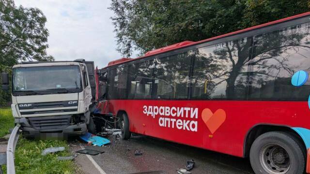 Столкновение автобуса и грузовика под Калининградом: шестеро пострадавших