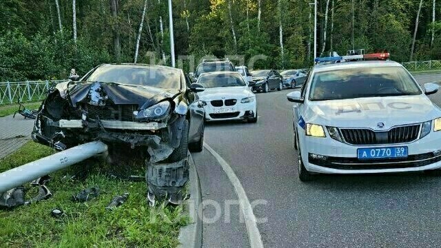 Очевидцы: в Калининграде Mercedes снёс фонарный столб (фото)