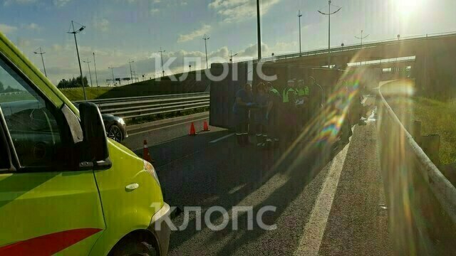 Зацепил отбойник: на въезде в Калининград перевернулся грузовик (фото)