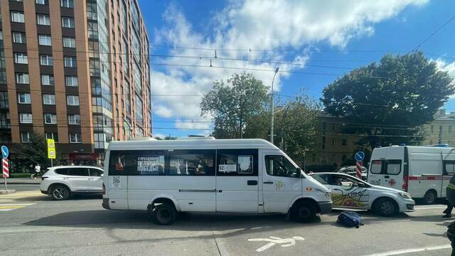 В Калининграде легковушка врезалась в маршрутку: пострадали пассажиры