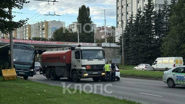 В Калининграде на Московском проспекте столкнулись легковушка и бензовоз (видео)  