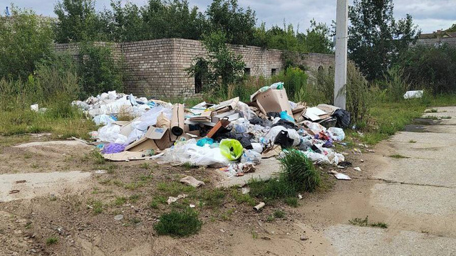 В Пионерском после жалоб жителей в соцсетях разобрали стихийную свалку на Береговой 