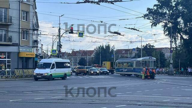 В центре Калининграда с рельсов сошёл экскурсионный трамвай Duewag (фото)