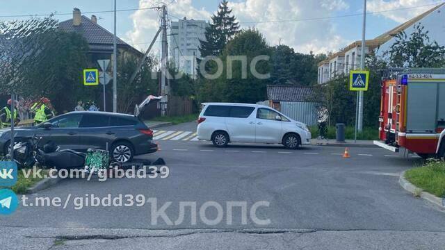 Спасатели вытаскивали из-под авто: в Калининграде 40-летний мотоциклист столкнулся с легковушкой и погиб (фото)  