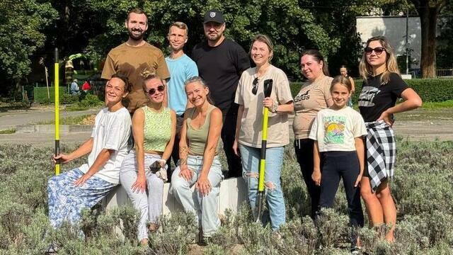 Калининградцы спасли пострадавшее от дождей лавандовое поле в Центральном парке, раскидав 5 тонн песка (видео) 