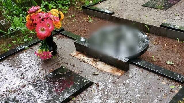 Подожгла венки и украла вазы: в Советске задержана девушка за осквернение могил