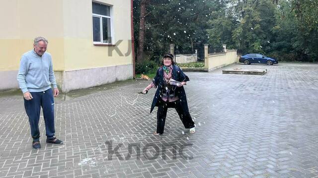 В Калининграде двор после ремонта открыли под брызги шампанского (фото)  