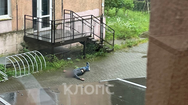 В центре Калининграда пьяный мужчина перепугал прохожих гневными речами и перформансами с раздеванием (фото, видео)