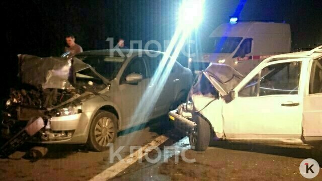 Под Passat лежит тело: в Талпаках столкнулись рейсовый автобус и две легковушки (фото)