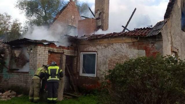 Остались без крыши над головой: в Черняховском округе загорелся одноэтажный дом