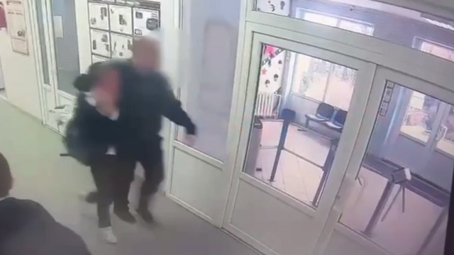 Удушающий захват и переброс через турникет: охранник гурьевской школы лишился работы за расправу над учеником