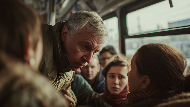 В калининградском автобусе мужчина пытался за ноги стащить студентку с сиденья, чтобы заставить её уступить место (видео)