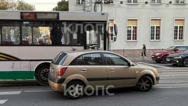 Столкнулись на трамвайных путях: в Калининграде на Советском проспекте произошло ДТП с участием автобуса
