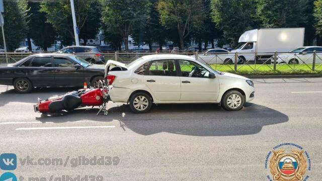 В Калининграде байкер перестроился на соседнюю полосу, «догнал» легковушку и опрокинулся (фото, видео)  