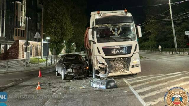 Голова в крови, ничего не помнит о ДТП: в Калининграде водитель Audi проехала на красный свет и попала под грузовик   