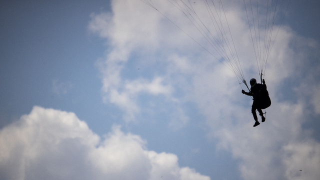 Под Светлогорском парапланерист потерял управление, упал и получил травмы  