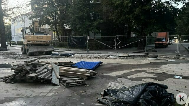 Яму размером с двух слонов засыпали, но это ещё не конец: в «Водоканале» назвали сроки открытия дороги у зоопарка