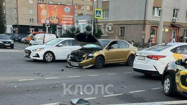 Пробка уже несколько часов: в Калининграде на ул. Горького столкнулись две легковушки (фото)