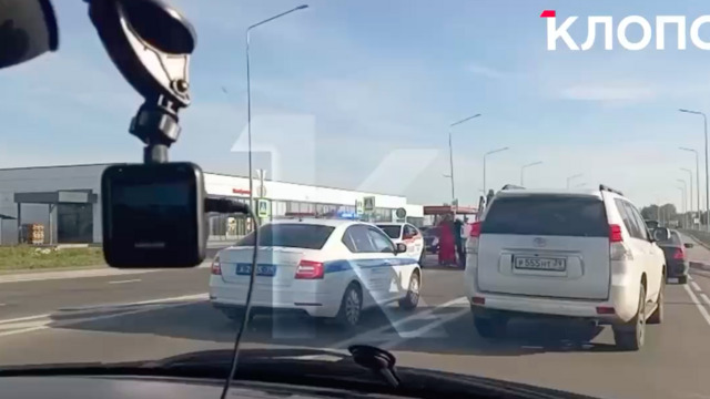 В Холмогоровке недалеко от Северного обхода Калининграда столкнулись легковушка и фургон (видео)
