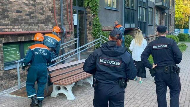 Мамы не было дома: в Калининграде девятилетняя девочка оказалась запертой на балконе третьего этажа