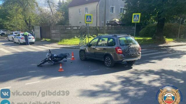 Врезался в машину и перелетел через капот: в Калининграде «Лада» сбила курьера на мопеде 