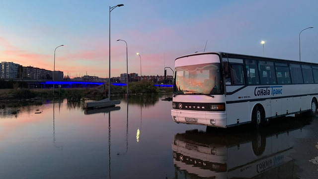 «Миядзаки курит в сторонке»: гулявшие по Острову туристы увязли в воде и грязи, пытаясь пробраться к Третьяковке (фото)