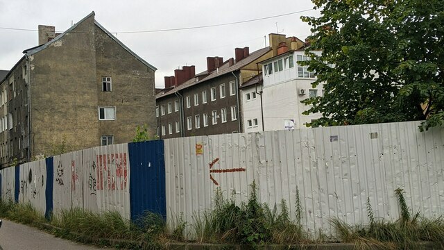 «Страшный забор» с Гражданской в Калининграде пообещали убрать (фото)