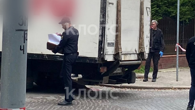 Тело мальчика прикрыто ковром. Корреспондент «Клопс» побывал на месте смертельного ДТП на Коммунальной (фото)