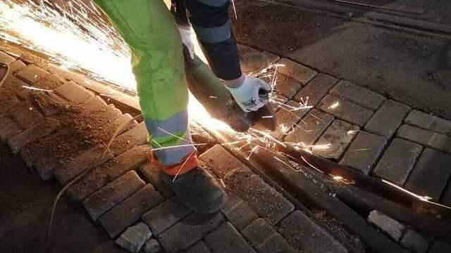 Специалисты АО «Калининград-ГорТранс» чинили рельсы на улице Черняховского