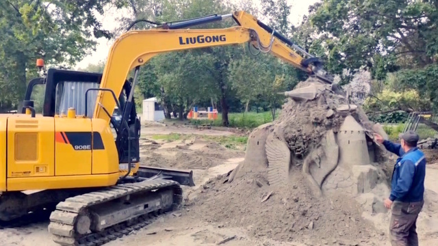 Песчаные скульптуры в Светлогорске строили недели, а снесли за три часа (видео)  