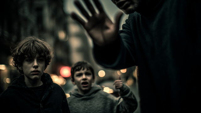 В Ладушкине мужчина с кобурой на поясе ударил двух мальчишек 