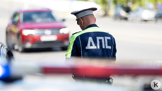 В центре Калининграда мужчина едва не довёл водителей до инфаркта, бросаясь под колёса (видео)