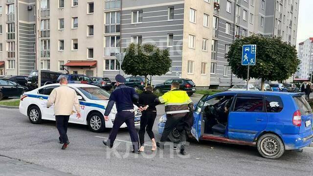В Калининграде пьяный водитель рванул от полицейских, но оказался на асфальте в наручниках и босой (видео)