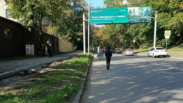 На Литовском валу пешеходов заставили уворачиваться от машин во время ремонта тротуара (видео) 