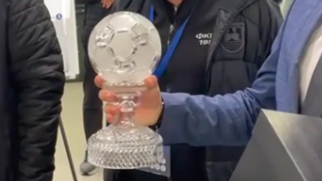 Беспрозванных передал Талалаеву хрустальный кубок из Минска (видео)