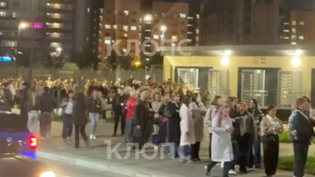 Все билеты на концерт Димы Билана раскуплены, люди час мёрзнут на улице, ожидая своей очереди на вход (видео)