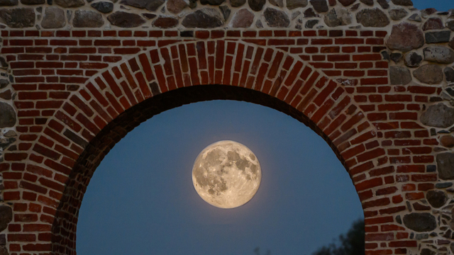 Ночь большой Луны: суперлуние над замком Шаакен (фото)