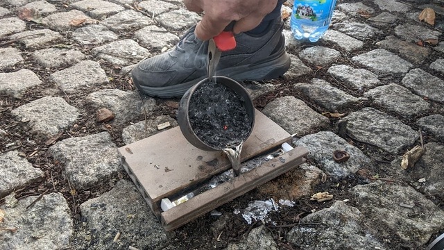 Юные спортсмены в Калининграде напугали прохожих странными опытами с огнём и металлом (фото, видео)  