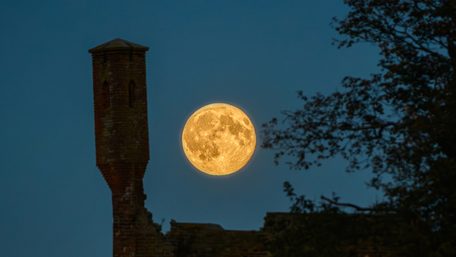 Суперлуние, замок Шаакен в посёлке Некрасово Гурьевского района Калининградской области
