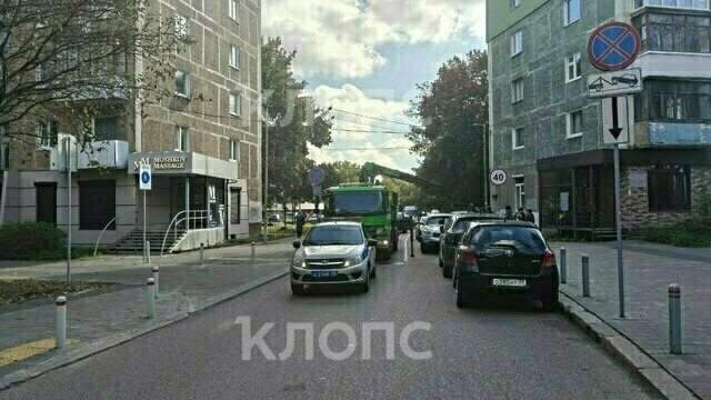 В центре Калининграда через 4 месяца после появления разметки-ловушки начали эвакуировать машины 