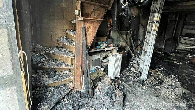 На Литовском валу загорелся эллинг, пожарные успели вызволить из охваченной огнём постройки автомобиль (фото)