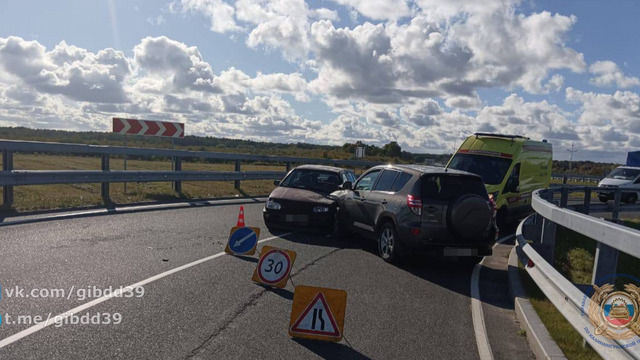 На трассе под аэропортом Храброво водитель легковушки выехал на встречку и врезался в другое авто