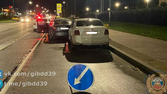 В припаркованную Škoda калининградки врезался водитель, которому стало плохо за рулём, мужчина умер в машине скорой