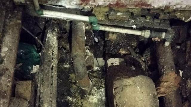Труба в состоянии крошки: на Красной люди две недели мёрзнут в квартирах из-за аварии  