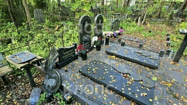 На старом кладбище в Калининграде вандалы дважды разгромили могилу ветерана труда 