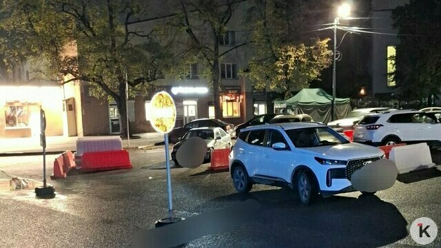 В Калининграде водители раскидали блоки вокруг парковки на Барнаульской и снова ставят машины (фото)