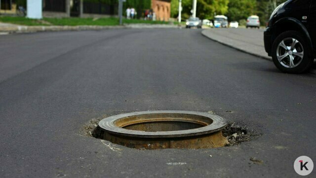 Власти Калининграда хотят штрафовать за провалившиеся и гремящие люки на городских дорогах 